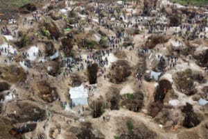 Ressources naturelles | Transition verte : la nouvelle cartographie géopolitique des minerais stratégiques Lithium, cobalt, cuivre, nickel, graphite, terres rares… Jamais, depuis la révolution industrielle, les minerais n'ont occupé une place aussi stratégique dans l'économie mondiale. Les gouvernements rivalisent d'annonces sur la transition énergétique tandis que les industriels promettent un avenir décarboné grâce aux véhicules électriques, aux batteries, aux panneaux solaires ou aux éoliennes.