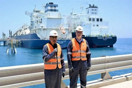 Ces discussions interviennent alors que la production égyptienne peine à suivre le rythme de la demande croissante et que les marchés mondiaux du GNL restent tendus en raison de la guerre entre l’Iran et les Etats-Unis. En plus des discussions avec Shell, TotalEnergies, BP, le négociant en matières premières Hartree Partners est aussi entré dans la danse. « Il existe une forte volonté de travailler avec les Américains », confie une source gouvernementale égyptienne à Reuters.
