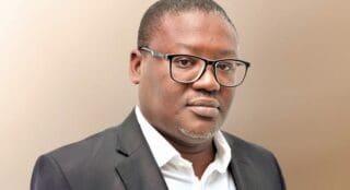 Sénégal | Senelec frappe un grand coup : 108 milliards de FCFA de dette verte débarquent à la Bourse de Luxembourg Par cette opération, la Senelec franchit un nouveau cap dans sa stratégie de financement. Le 13 juillet, l’entreprise publique a annoncé l’admission à la Bourse de Luxembourg (LuxSE) d’une émission d’obligations liées au développement durable d’un montant de 108 milliards FCFA.