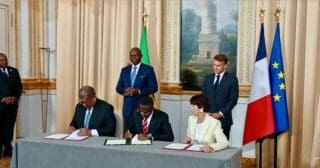 Gabon | Manganèse : Le français Eramet accélère sa mue pour ne pas rater le virage des batteries Le compte à rebours est lancé. En dévoilant, le 20 juillet, sa nouvelle feuille de route industrielle, Eramet anticipe le changement de paradigme imposé par le Gabon. Le pays, deuxième producteur mondial de manganèse, entend mettre fin aux exportations de minerai brut à partir de 2029 afin de capter une plus grande part de la valeur ajoutée générée par ses ressources minières.