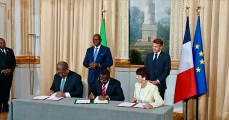Gabon | Manganèse : Le français Eramet accélère sa mue pour ne pas rater le virage des batteries Le compte à rebours est lancé. En dévoilant, le 20 juillet, sa nouvelle feuille de route industrielle, Eramet anticipe le changement de paradigme imposé par le Gabon. Le pays, deuxième producteur mondial de manganèse, entend mettre fin aux exportations de minerai brut à partir de 2029 afin de capter une plus grande part de la valeur ajoutée générée par ses ressources minières.