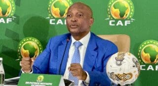 Réélu en 2025 pour un second mandat courant jusqu'en 2029, Patrice Motsepe a indiqué qu'il quittera ses fonctions à l'issue de celui-ci. L'homme d'affaires sud-africain estime que cette échéance marquera la fin d'un cycle de huit années à la tête de la CAF, marqué par une modernisation de la gouvernance, une amélioration des finances de l'organisation et une volonté de renforcer la compétitivité du football africain sur la scène internationale.