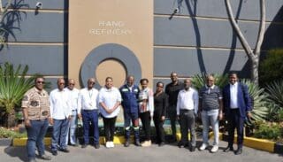 L’Afrique de l’Ouest, riche en gisements aurifères, veut désormais franchir une étape décisive : ne plus se limiter à l’extraction, mais raffiner localement son or. La Guinée s’apprête à inaugurer sa première raffinerie dans ce mois de juillet 2026, devançant le Burkina Faso et le Mali qui travaillent sur des projets similaires. Le Ghana, premier producteur africain, multiplie déjà les initiatives.
