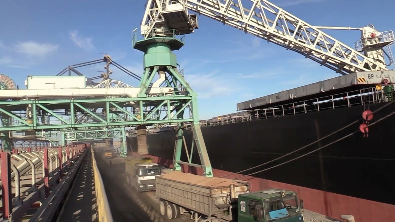 Silo à grains dans le Port de Djen-Djen en Algérie