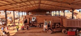 Guinée| Synergie : Renault Trucks et UMS célèbrent dix ans d’une alliance au cœur des mines de bauxite En Guinée, premier exportateur mondial de bauxite, la performance logistique est un maillon essentiel de la chaîne de valeur. Depuis dix ans, UMS United Mining Supply, spécialiste de la logistique minière, industrielle et pétrolière en Afrique de l'Ouest, s'appuie sur Renault Trucks pour assurer le transport du minerai entre les zones d'extraction et les infrastructures portuaires. Au cœur de la région de Boké, les 350 Renault Trucks K de la flotte opèrent sans interruption, 24 heures sur 24 et 7 jours sur 7, dans des conditions particulièrement exigeantes. Chaque véhicule parcourt plus de 190 000 kilomètres par an, illustrant l'intensité des opérations menées sur les principaux sites miniers du pays.