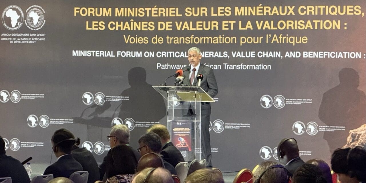 Abidjan | Minéraux critiques : l’Afrique veut reprendre le contrôle d’un trésor de 29 500 milliards de dollars Les pays africains riches en minéraux critiques et plusieurs partenaires au développement se sont retrouvés vendredi 10 juillet à Abidjan lors d’une conférence ministérielle destinée à redéfinir la place de l’Afrique dans l’économie mondiale des ressources stratégiques.