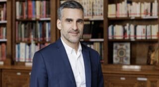 Invité du Mois | Yan Chantrel, sénateur des Français établis hors de France : «La Francophonie, ce n’est pas un coût, c’est au contraire un investissement dans notre avenir» AFRIMAG : En 2024, vous avez été co-auteur du rapport d'information « Le français a encore son mot à dire. Propositions pour une francophonie multilatérale et coopérative. » Quelles étaient les principales recommandations et avez-vous eu le sentiment d'avoir été entendu ? Yan Chantrel : Il est important de rappeler que nous avions été missionnés par la Commission de la culture, de l'éducation, de la communication du Sénat et que ce travail a été fait avec l'ensemble des groupes. Il s'agissait de nourrir le Sommet de la Francophonie à Villers-Cotterêts sous présidence française. Ce rapport a eu un premier impact aboutissant à de riches échanges avec le Gouvernement de l'époque. Mais nous partons du principe qu'il s'agit d'un travail sur le long terme et qu'un suivi est primordial pour que les recommandations deviennent des réalités.