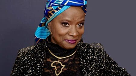 Bénin | Culture : Angélique Kidjo, première artiste africaine à décrocher son étoile sur le Walk of Fame d’Hollywood Pour cette cérémonie, la chanteuse à la carrière internationale de plus de quarante ans sera entourée de l'acteur américain Willem Dafoe et du producteur Harvey Mason Jr., patron des Grammy Awards, selon les organisateurs. Détentrice de cinq Grammy Awards, Angélique Kidjo « a contribué à ouvrir la voie aux artistes africains sur la scène internationale », souligne dans un communiqué la Chambre de commerce d'Hollywood, qui sélectionne les lauréats du Walk of Fame.