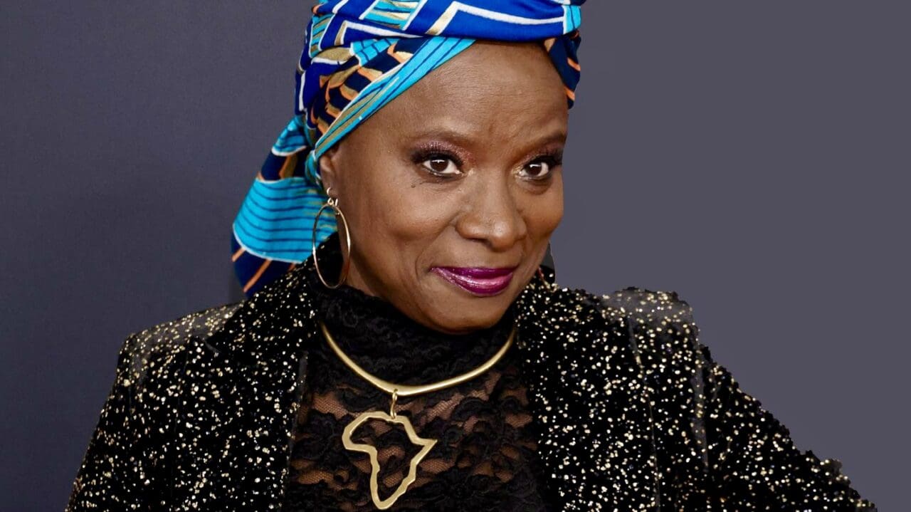 Bénin | Culture : Angélique Kidjo, première artiste africaine à décrocher son étoile sur le Walk of Fame d’Hollywood Pour cette cérémonie, la chanteuse à la carrière internationale de plus de quarante ans sera entourée de l'acteur américain Willem Dafoe et du producteur Harvey Mason Jr., patron des Grammy Awards, selon les organisateurs. Détentrice de cinq Grammy Awards, Angélique Kidjo « a contribué à ouvrir la voie aux artistes africains sur la scène internationale », souligne dans un communiqué la Chambre de commerce d'Hollywood, qui sélectionne les lauréats du Walk of Fame.