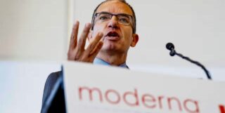 Développé avec Merck, le vaccin, baptisé Intismeran, a été testé en association avec le Keytruda, immunothérapie de référence contre le mélanome. Les résultats intermédiaires de l'essai, publiés mercredi 19 août 2026, montrent que le traitement a atteint son objectif principal de réduction des récidives et son objectif secondaire de prévention de la propagation des tumeurs, par rapport au Keytruda seul. Les deux laboratoires n'ont pas livré de données détaillées, qui seront présentées lors d'un prochain congrès médical.