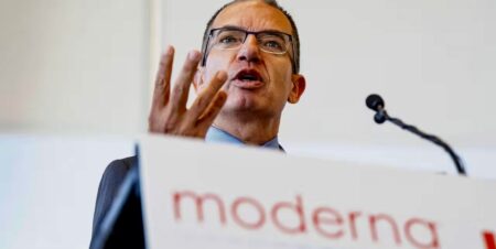 Développé avec Merck, le vaccin, baptisé Intismeran, a été testé en association avec le Keytruda, immunothérapie de référence contre le mélanome. Les résultats intermédiaires de l'essai, publiés mercredi 19 août 2026, montrent que le traitement a atteint son objectif principal de réduction des récidives et son objectif secondaire de prévention de la propagation des tumeurs, par rapport au Keytruda seul. Les deux laboratoires n'ont pas livré de données détaillées, qui seront présentées lors d'un prochain congrès médical.