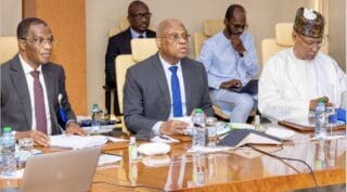 Banques de l’UMOA | Classement : la BNI bouscule le podium, la Côte d’Ivoire consolide son emprise Le classement des principales banques de l’Union monétaire ouest-africaine (UMOA) a connu plusieurs bouleversements en 2025. Sur les 135 établissements bancaires recensés dans la zone, la Société Générale Côte d’Ivoire conserve la tête avec un total bilan de 3 783,4 milliards de FCFA (6,7 milliards de dollars) à fin décembre 2025.