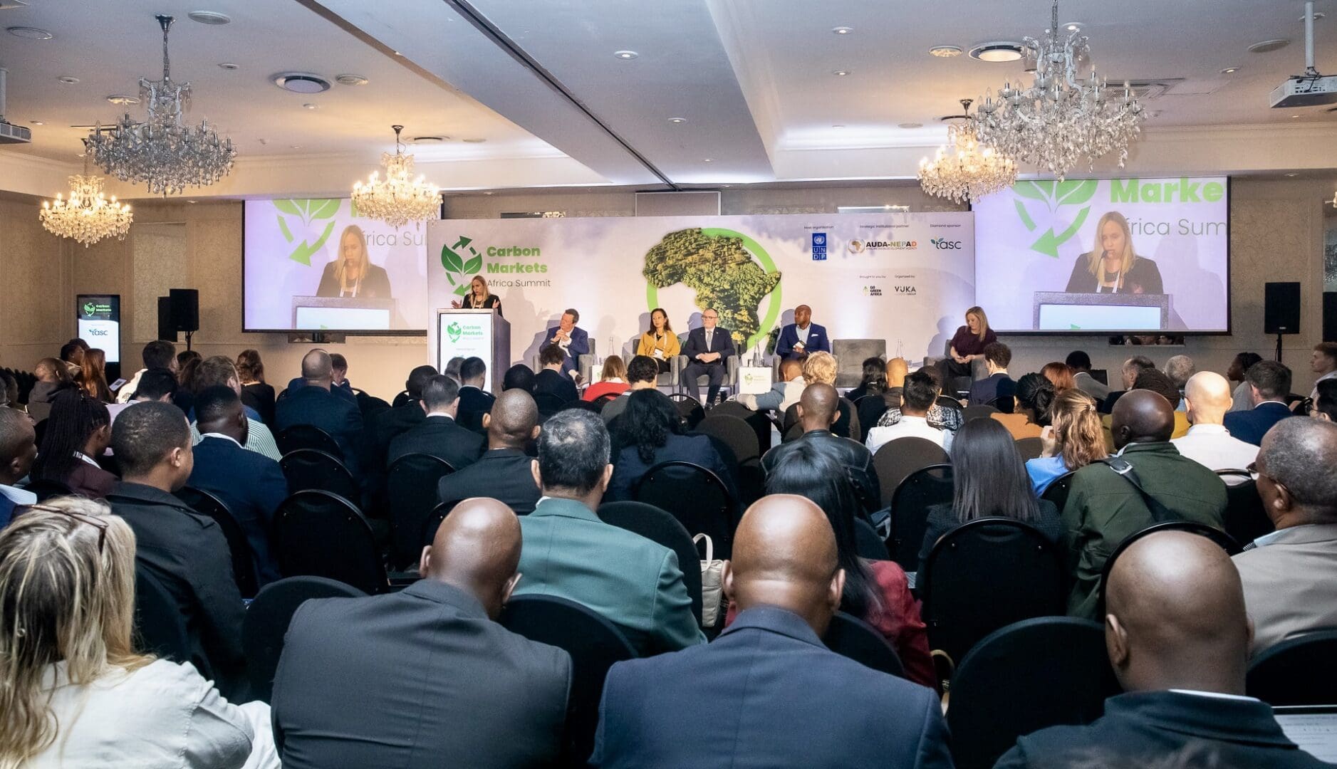 Sous l'impulsion de l'Article 6 de l'Accord de Paris, les pays africains passent de la préparation à l'exécution. L'Union africaine déploie son Plan d'action sur les marchés du carbone, le Ghana construit un portefeuille de projets assorti de systèmes d'autorisation, et AUDA-NEPAD pousse ses principes sur la gouvernance, la transparence et le partage des bénéfices avec les communautés.