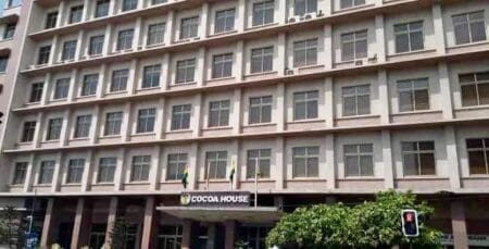À Accra, la volonté de sauver le cacao pourrait bien ouvrir un nouveau front avec ceux qui le cultivent. Adopté fin juillet par le Parlement, le Ghana Cocoa Board Bill entend donner aux plantations de cacao un statut protégé.