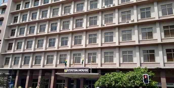 À Accra, la volonté de sauver le cacao pourrait bien ouvrir un nouveau front avec ceux qui le cultivent. Adopté fin juillet par le Parlement, le Ghana Cocoa Board Bill entend donner aux plantations de cacao un statut protégé.