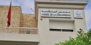 Avant de pousser l'analyse, il convient de préciser, fût-ce sommairement, les contours de la notion de faute détachable des fonctions de dirigeant. Cette notion trouve son origine dans la pratique administrative, dans la mesure où elle permet de dissocier la responsabilité de l'agent public de celle de son administration. En droit privé, elle n'a pas de définition légale : c'est la jurisprudence qui l'a caractérisée, avec certaines similitudes avec la faute de gestion.