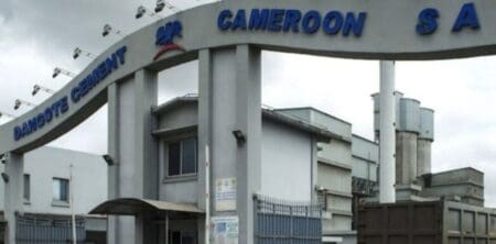 Cameroun | Dangote Cement : l’ambition des 3 millions de tonnes rattrapée par le ralentissement du marché Les chiffres publiés par Dangote Cement dessinent un constat sans équivoque. Après les 300 000 tonnes vendues entre janvier et mars 2026, les volumes du deuxième trimestre s'établissent, par différence avec les résultats semestriels, à 296 800 tonnes. Soit un recul de 1,1 % d'un trimestre à l'autre.