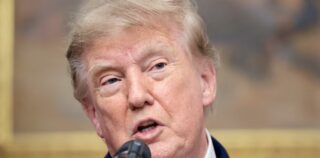 États-Unis | Finances publiques : la dette fédérale franchit le cap des 40 000 milliards de dollars Le rythme est plus rapide que prévu : le Bureau du Congrès pour le budget (CBO) tablait jusqu'ici sur 39 400 milliards de dollars à la fin de l'année. Pour calmer les marchés, le Trésor a annoncé mercredi un renforcement de ses rachats d'obligations à long terme dès septembre.