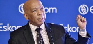 L'Afrique du Sud veut mettre un terme à une décennie de crise énergétique. Longtemps confronté à des coupures d'électricité à répétition qui ont ralenti son économie et fragilisé son appareil productif, le pays engage désormais une transformation d'une ampleur inédite. Au cœur de cette stratégie figure un plan d'investissement de 2 200 milliards de rands (122 milliards de dollars), appuyé par la Chine, qui prévoit de renforcer durablement les capacités de production et de moderniser les infrastructures électriques du pays.