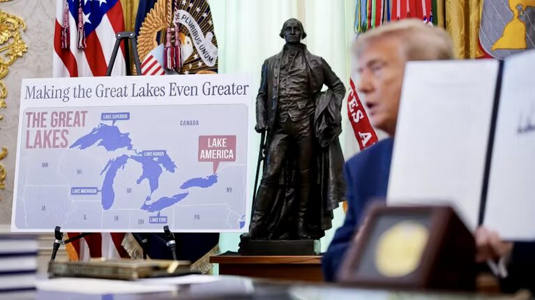 Pour l'occasion, une carte avait été installée dans le Bureau ovale, où l'étendue d'eau, l'un des Grands Lacs de la zone frontalière, apparaît déjà sous sa nouvelle appellation, en grosses lettres rouges. « Les États-Unis sont le premier protecteur des Grands Lacs », affirme le décret publié par la Maison Blanche, qui assure aussi que Washington « revendique la plus grande partie du volume du lac, puisque les parties les plus profondes sont sur le territoire américain.»