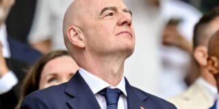 La pression s'intensifie sur Gianni Infantino. Selon le Times, l'UEFA, la CONCACAF et la Confédération asiatique (AFC) seraient prêtes à paralyser administrativement la FIFA et, le cas échéant, à lancer des tournois internationaux parallèles si le président suisse refuse de démissionner.