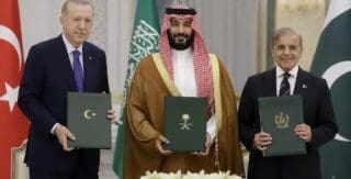 Tout comme les déboires de l’intégration économique arabe, cette inefficience s’explique en grande partie par le souverainisme, les divergences idéologiques et les rivalités de puissance, accentuées par l’exigence d’unanimité qui régit les décisions de la Ligue arabe et de l’OCI. Tout État membre peut opposer son veto à toute action, rendant l’organisation virtuellement impuissante face aux conflits inter-coalitions qui dominent la politique arabe.