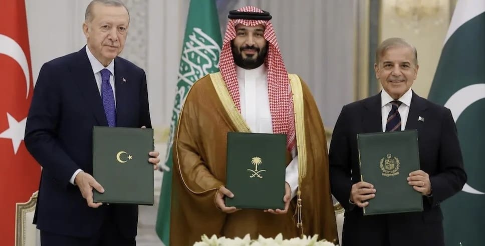Tout comme les déboires de l’intégration économique arabe, cette inefficience s’explique en grande partie par le souverainisme, les divergences idéologiques et les rivalités de puissance, accentuées par l’exigence d’unanimité qui régit les décisions de la Ligue arabe et de l’OCI. Tout État membre peut opposer son veto à toute action, rendant l’organisation virtuellement impuissante face aux conflits inter-coalitions qui dominent la politique arabe.