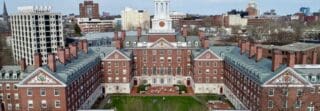 Le top 10 du ARWU 2026 ne réserve aucune surprise majeure. Harvard University conserve sa première place pour la 24ᵉ année consécutive, suivie par Stanford (2ᵉ) et le Massachusetts Institute of Technology (3ᵉ). Le trio de tête reste donc inchangé, confirmant la domination historique des institutions américaines dans la recherche de pointe. ​​