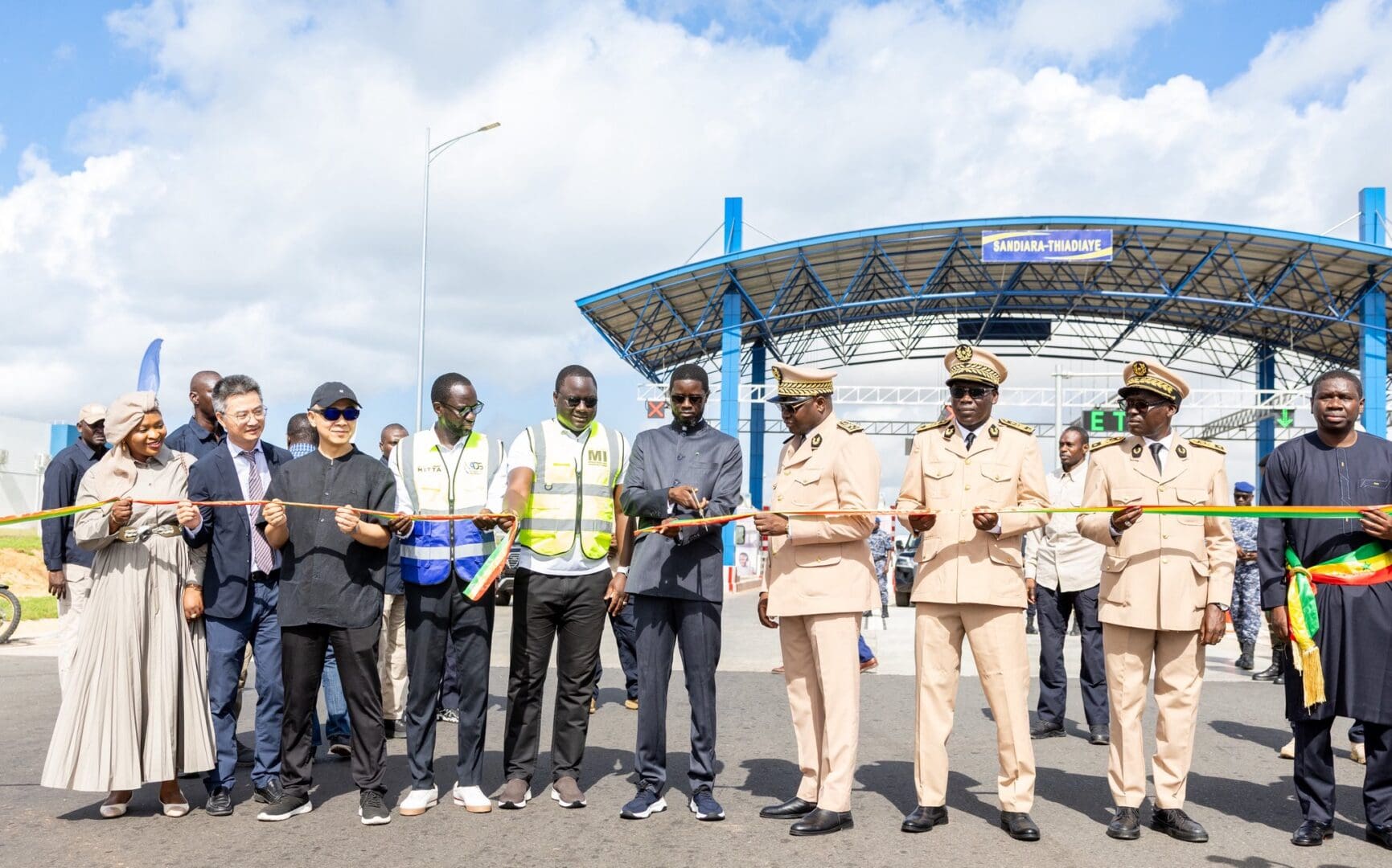 C'est à Thiadiaye que le chef de l'État a officiellement donné le coup d'envoi de la mise en service de l'autoroute Mbour–Fatick–Kaolack. Après plusieurs années de travaux, cet axe majeur est désormais ouvert à la circulation, offrant une nouvelle liaison rapide entre la Petite Côte et les régions de Fatick et de Kaolack. L'ouvrage représente 100 kilomètres d'autoroute, auxquels s'ajoutent 15 kilomètres de routes de connexion destinées à améliorer l'accès aux territoires et aux principaux pôles d'activité situés le long du tracé.
