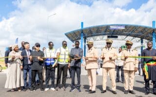 C'est à Thiadiaye que le chef de l'État a officiellement donné le coup d'envoi de la mise en service de l'autoroute Mbour–Fatick–Kaolack. Après plusieurs années de travaux, cet axe majeur est désormais ouvert à la circulation, offrant une nouvelle liaison rapide entre la Petite Côte et les régions de Fatick et de Kaolack. L'ouvrage représente 100 kilomètres d'autoroute, auxquels s'ajoutent 15 kilomètres de routes de connexion destinées à améliorer l'accès aux territoires et aux principaux pôles d'activité situés le long du tracé.