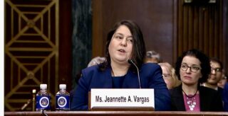 Le couperet est tombé à New York. Dans une décision rendue vendredi, la juge fédérale Jeannette Vargas a déclaré illégale la politique mise en place par l’administration Trump le 21 janvier, qui avait conduit au gel des procédures de visas permettant à des étrangers de s’installer durablement aux États-Unis.
