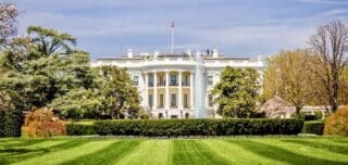 États-Unis | La Maison-Blanche n’est pas « la maison d’un président » : la justice sauvegarde le patrimoine face à Trump La salle de bal tant espérée par Donald Trump verra-t-elle le jour ? Pas certain. Une cour d'appel fédérale a bloqué vendredi 7 août la construction à la Maison Blanche de la monumentale salle de bal voulue par le président américain. La juridiction a maintenu la suspension des travaux ordonnée en mars par un juge et indiqué que le gouvernement américain avait quatorze jours pour solliciter éventuellement la Cour suprême.