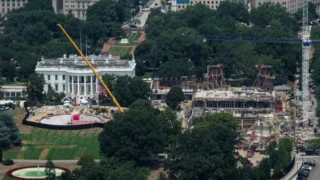 La salle de bal tant espérée par Donald Trump verra-t-elle le jour ? Pas certain. Une cour d'appel fédérale a bloqué vendredi 7 août la construction à la Maison Blanche de la monumentale salle de bal voulue par le président américain. La juridiction a maintenu la suspension des travaux ordonnée en mars par un juge et indiqué que le gouvernement américain avait quatorze jours pour solliciter éventuellement la Cour suprême.