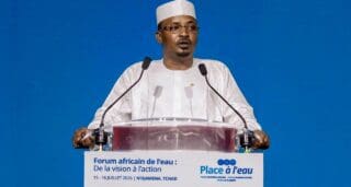 « Le Tchad, pays de Toumaï, berceau de l'humanité, ouvre ses frontières et supprime les visas d'entrée pour tous les Africains », a déclaré le chef de l'État, présentant la mesure comme une note d'ouverture à tout le continent. Une décision saluée par une salve d'applaudissements, qui place le pays dans le cercle encore restreint des États africains ayant fait ce choix.