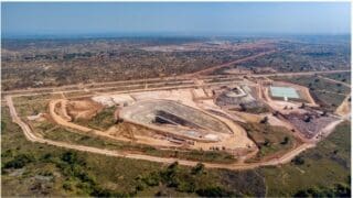 Dans son rapport semestriel publié le 22 août, l'entreprise précise que sa part de production de Kamoa-Kakula, l'une des plus grandes mines de cuivre au monde, devrait chuter jusqu'à 57 000 tonnes cette année. Le site n'a pas retrouvé son rythme depuis la suspension des opérations décidée l'an dernier, après une activité sismique et les inondations qui ont suivi. Zijin détient un peu plus de 44 % du projet, au côté notamment du canadien Ivanhoe Mines.