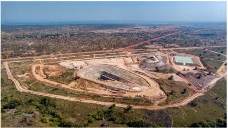 Dans son rapport semestriel publié le 22 août, l'entreprise précise que sa part de production de Kamoa-Kakula, l'une des plus grandes mines de cuivre au monde, devrait chuter jusqu'à 57 000 tonnes cette année. Le site n'a pas retrouvé son rythme depuis la suspension des opérations décidée l'an dernier, après une activité sismique et les inondations qui ont suivi. Zijin détient un peu plus de 44 % du projet, au côté notamment du canadien Ivanhoe Mines.