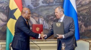 Russie-CEDEAO | Diplomatie sécuritaire : Lavrov formalise l’offensive africaine du Kremlin depuis Accra L'annonce, faite lors d'une conférence de presse conjointe à Moscou, marque une nouvelle étape dans la stratégie russe sur le continent. Au-delà des relations bilatérales, le Kremlin cherche désormais à inscrire son influence dans des cadres régionaux, à l'heure où la coopération sécuritaire figure parmi les priorités des États ouest-africains.