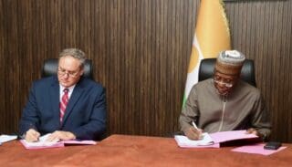 Le Niger accélère sur le front du raffinage. Le gouvernement a signé, samedi 15 août, un accord avec le groupe canadien Zimar Inc. pour la construction d’une raffinerie de pétrole d’une capacité de 100 000 barils par jour et d’un complexe pétrochimique à Dosso, dans le sud-ouest du pays. L’investissement est évalué à 1,9 milliard de dollars US.