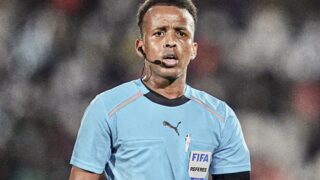 Football | Omar Artan au sifflet de la Supercoupe d’Europe : après le revers américain, un symbole pour l’arbitrage africain L'instance européenne avait annoncé sa nomination début juin, quelques jours seulement après le retour forcé de l'arbitre depuis Miami. En confiant à Artan la direction du match d'ouverture de la saison européenne, l'UEFA adresse un message de soutien explicite à l'arbitre africain, au moment même où la FIFA peine à justifier son inaction face aux autorités américaines.