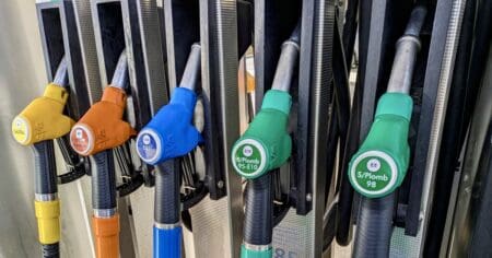Depuis le 15 août, les automobilistes sénégalais paient 990 francs CFA le litre de super, contre 755 francs pour le gasoil. À Niamey, le même litre d’essence ne coûte que 499 francs. Entre les deux capitales de l’Union économique et monétaire ouest-africaine (UEMOA), l’écart est désormais spectaculaire : le prix du super varie presque du simple au double.
