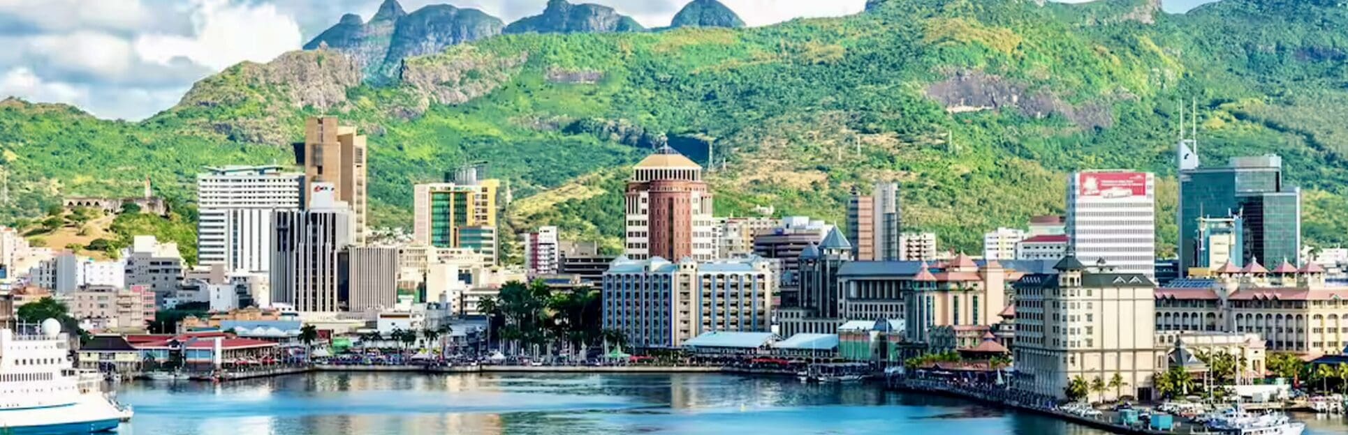 Maurice | De la Vision 2050 à la réalité : Port Louis invitée à lever les freins à la productivité pour accéder au statut de pays à revenu élevé Selon le Rapport pays, la croissance économique devrait ralentir à 3 % en 2026 avant de rebondir à 3,8 % en 2027. Cette reprise sera portée par les services financiers, le commerce de gros et de détail, le tourisme — qui a enregistré un record de 1,44 million d'arrivées en 2025 — ainsi que par la consommation des ménages.