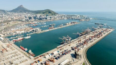 Afrique du Sud | Au Cap : l’Arabie saoudite veut mettre un pied dans les ports du pays Le groupe saoudien RSGT pourrait bientôt renforcer sa présence en Afrique australe. L’opérateur envisage une concession de 25 ans pour moderniser puis exploiter un terminal du port du Cap, l’un des principaux points d’entrée et de sortie des marchandises sud-africaines.