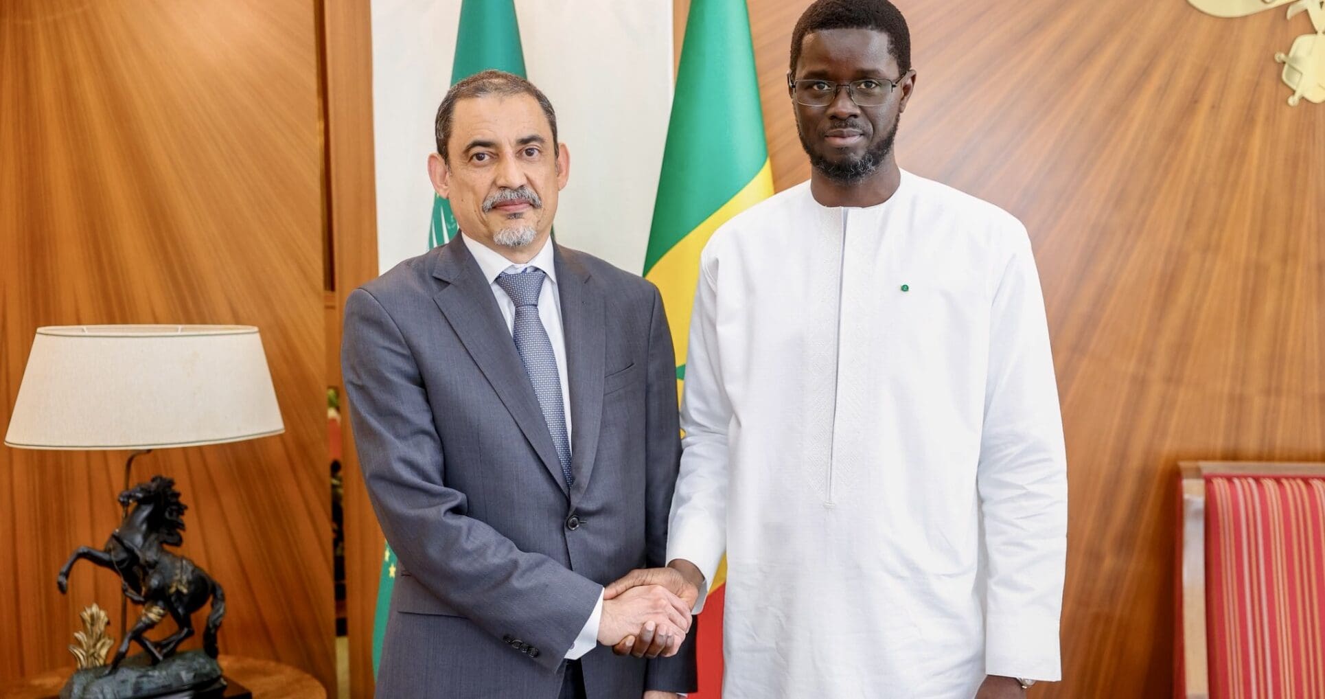 Dans un communiqué publié le 17 août, l'institution de Bretton Woods annonce sa position : « fermement engagée » aux côtés du Sénégal pour préserver la stabilité macroéconomique et favoriser une croissance durable et inclusive. Derrière ce langage diplomatique se joue une négociation ardue. Depuis la suspension, en octobre 2024, du programme appuyé par la Facilité élargie de crédit (FEC), doté de 1,8 milliard de dollars, Dakar cherche à renouer avec le Fonds sur de nouvelles bases.