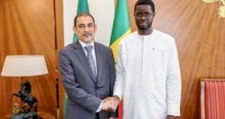 Dans un communiqué publié le 17 août, l'institution de Bretton Woods annonce sa position : « fermement engagée » aux côtés du Sénégal pour préserver la stabilité macroéconomique et favoriser une croissance durable et inclusive. Derrière ce langage diplomatique se joue une négociation ardue. Depuis la suspension, en octobre 2024, du programme appuyé par la Facilité élargie de crédit (FEC), doté de 1,8 milliard de dollars, Dakar cherche à renouer avec le Fonds sur de nouvelles bases.