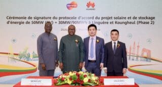 Sénégal | Énergie solaire : Huawei avance ses pions sur un marché en pleine accélération À ce stade, plusieurs éléments demeurent toutefois flous. Ni le coût des infrastructures, ni le montant du financement, ni le calendrier détaillé de leur réalisation n'ont été communiqués. Cette annonce marque néanmoins une nouvelle étape dans un partenariat déjà engagé. En juillet 2025, Senelec, China National Technical Import and Export Corporation (CNTIC) et Huawei avaient en effet conclu deux contrats portant sur des centrales de même capacité, dans le cadre d'un schéma EPC+F (ingénierie, approvisionnement, construction et financement).