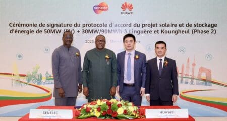 Sénégal | Énergie solaire : Huawei avance ses pions sur un marché en pleine accélération À ce stade, plusieurs éléments demeurent toutefois flous. Ni le coût des infrastructures, ni le montant du financement, ni le calendrier détaillé de leur réalisation n'ont été communiqués. Cette annonce marque néanmoins une nouvelle étape dans un partenariat déjà engagé. En juillet 2025, Senelec, China National Technical Import and Export Corporation (CNTIC) et Huawei avaient en effet conclu deux contrats portant sur des centrales de même capacité, dans le cadre d'un schéma EPC+F (ingénierie, approvisionnement, construction et financement).