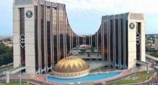 La BIDC muscle son soutien au développement de l’Afrique de l’Ouest. Réuni pour sa 100e session sous la présidence de Dr. George Agyekum Donkor, président de la Banque et de son Conseil d’administration, l’organe décisionnel a approuvé cinq opérations représentant plus de 269,55 millions d’euros et 200 millions de dollars, soit un engagement global supérieur à 510 millions de dollars.