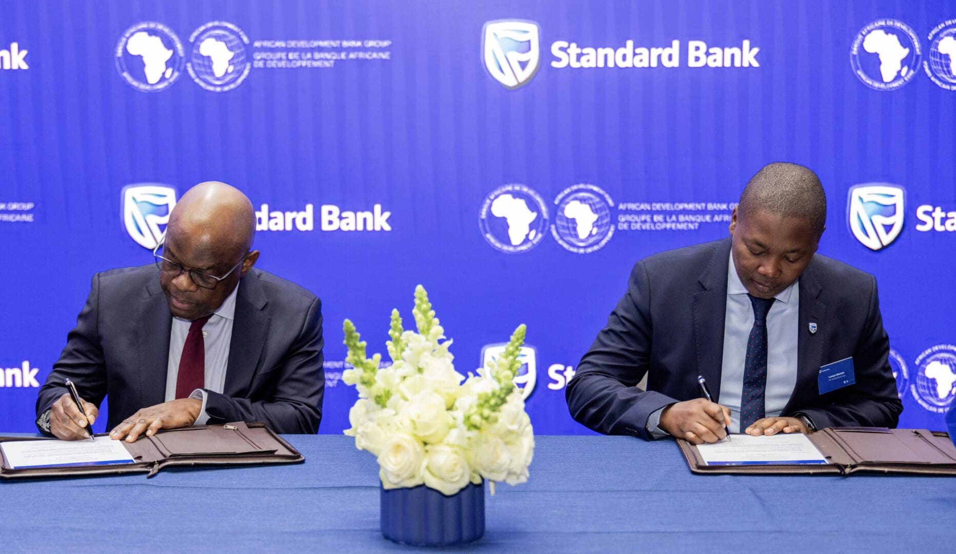 La facilité prend la forme d'un titre FLAC (Financial Loss-Absorbing Capacity), une classe de dette introduite en janvier 2026 par la South African Reserve Bank dans le cadre de la mise en place progressive d'un régime de résolution bancaire. Émis sous la forme d'une obligation sociale cotée à la Bourse de Johannesburg (JSE), c'est le premier instrument FLAC de Standard Bank Group dont le produit est destiné à des projets sociaux.