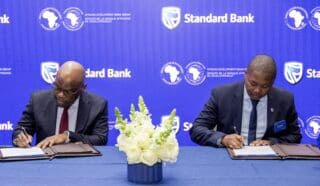 Afrique du Sud | Finance : une obligation sociale inédite de 5,4 milliards de rands pour financer les PME La facilité prend la forme d'un titre FLAC (Financial Loss-Absorbing Capacity), une classe de dette introduite en janvier 2026 par la South African Reserve Bank dans le cadre de la mise en place progressive d'un régime de résolution bancaire. Émis sous la forme d'une obligation sociale cotée à la Bourse de Johannesburg (JSE), c'est le premier instrument FLAC de Standard Bank Group dont le produit est destiné à des projets sociaux.