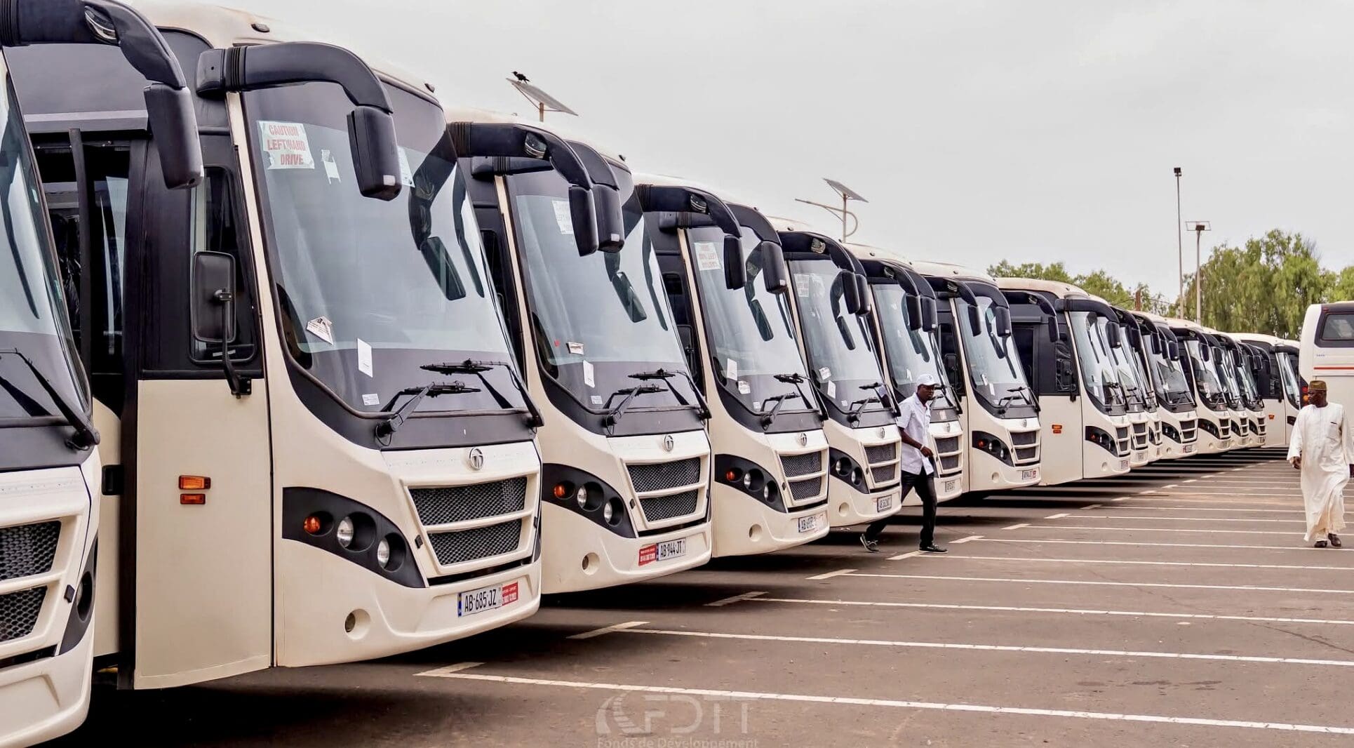 Le Sénégal a réceptionné un nouveau lot de 200 bus destinés à renforcer l'offre de transport interurbain et à améliorer la qualité des services proposés aux usagers. Cette acquisition, financée à hauteur de 12 milliards de FCFA (près de 21 millions de dollars) avec l'appui de Coris Bank ainsi que des constructeurs Yutong et Tata Motors, s'inscrit dans un vaste programme de modernisation du secteur.